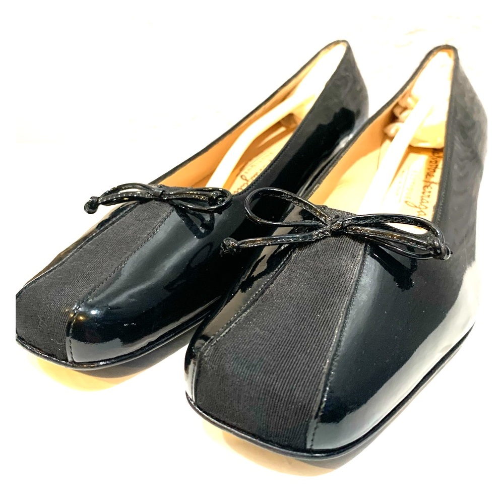 Salvatore Ferragamo Boutique classic leather bows